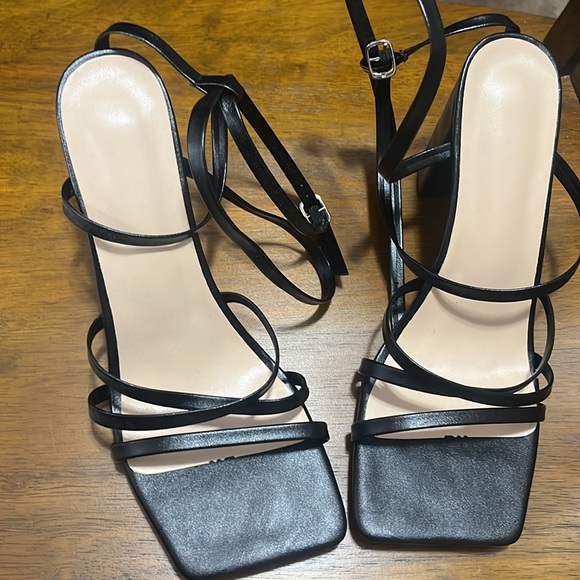 Size 10 fits like 9.5 black small heel/ wedge , tie up - Picture 2 of 6